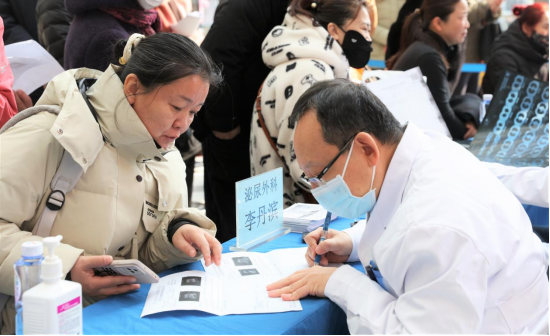 哈医大一院“三八”妇女节大型义诊 600余名女性共享健康关怀