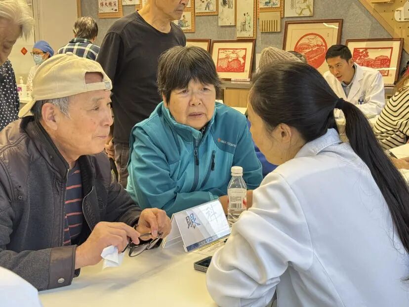 吃糕、理发、看名医……宝山各地花式敬老，用“小确幸”装满老人心里！